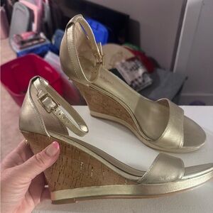 Lilly Pulitzer Cork Wedge Gold Leather Metallic Pump Sandal size 9 Aleena